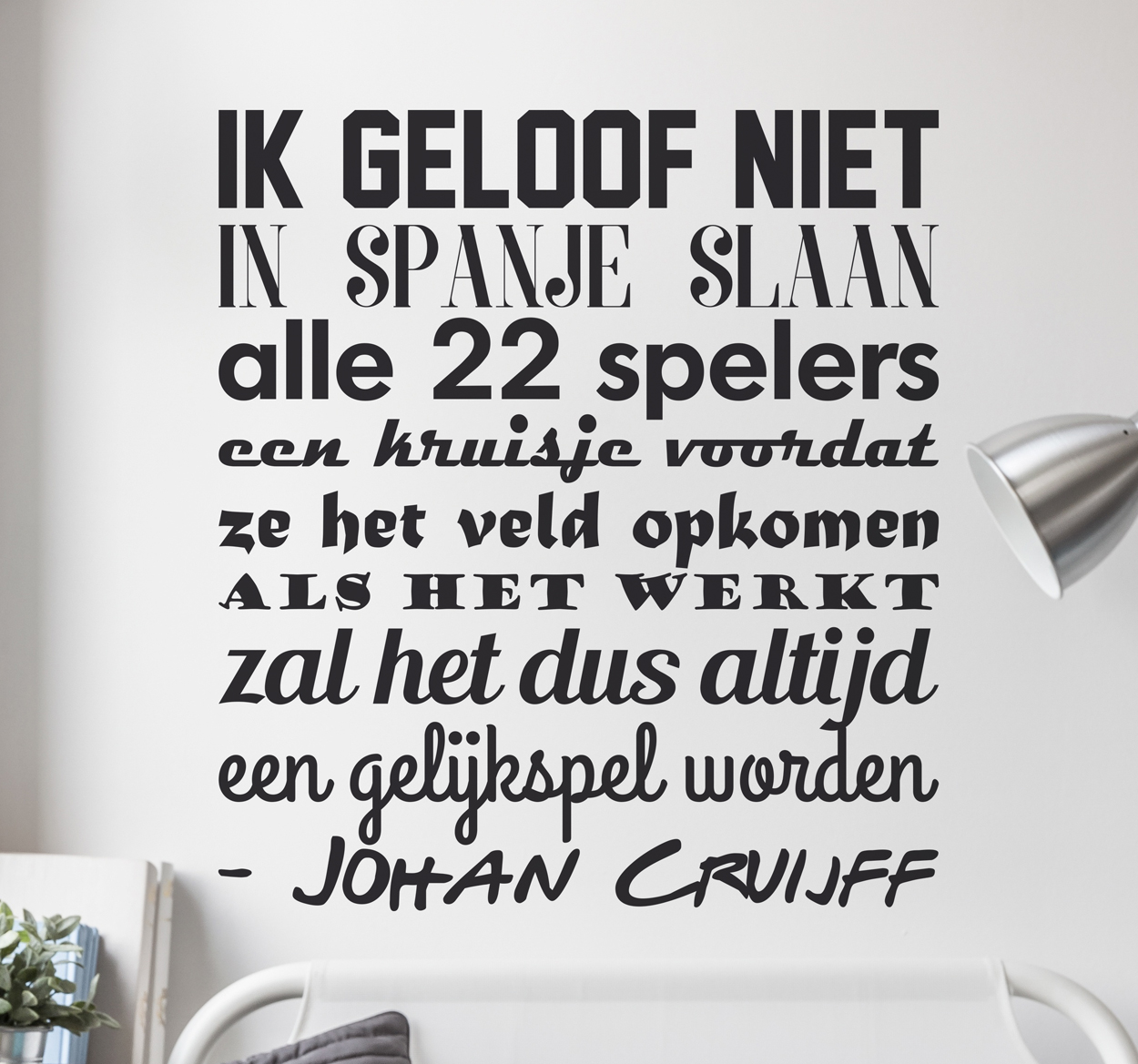 Muursticker voetbal met tekst ik geloof niet- Johan Cruijff