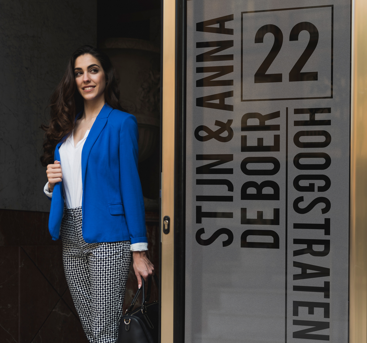 Raamfolie met naamvoordeur