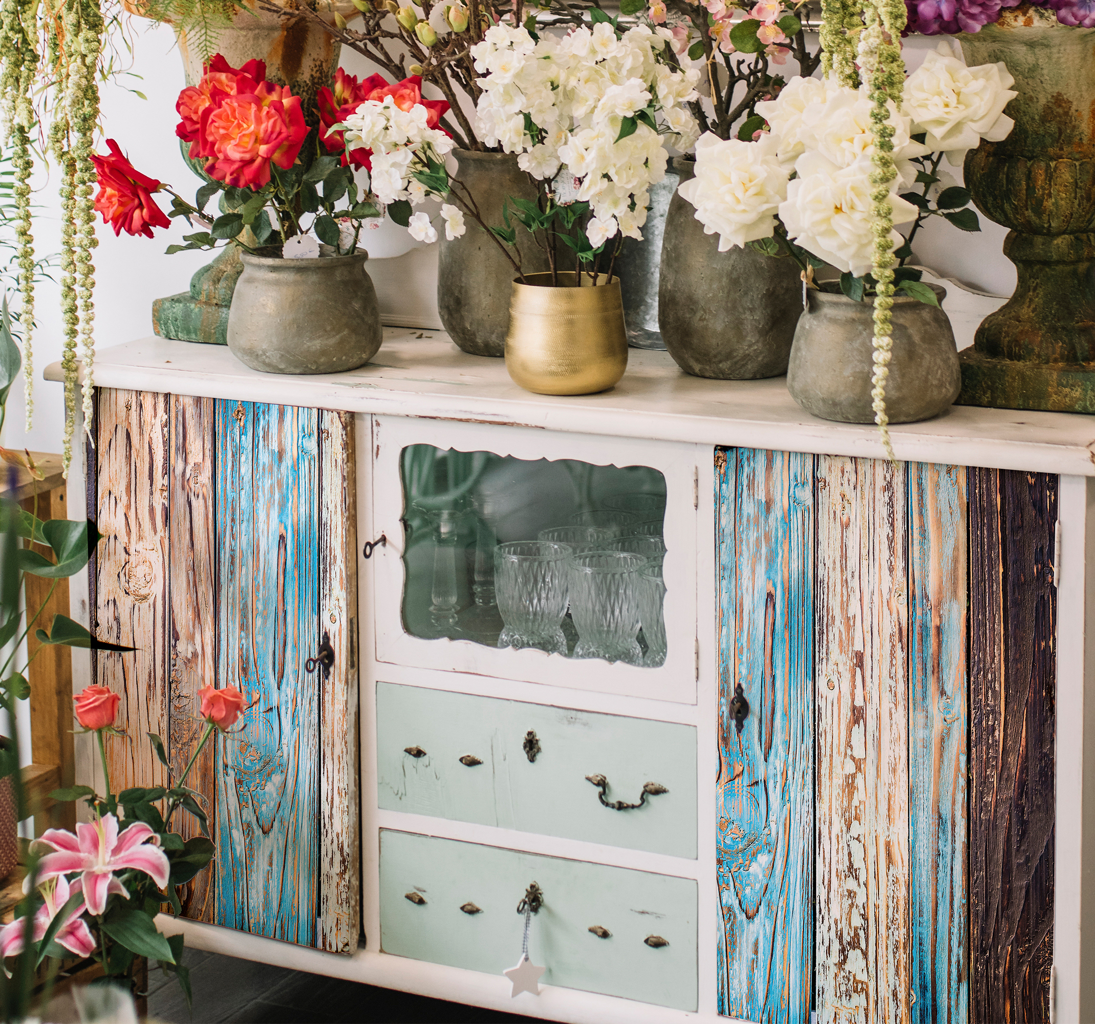 Meubelstickers blauw geschilderd hout