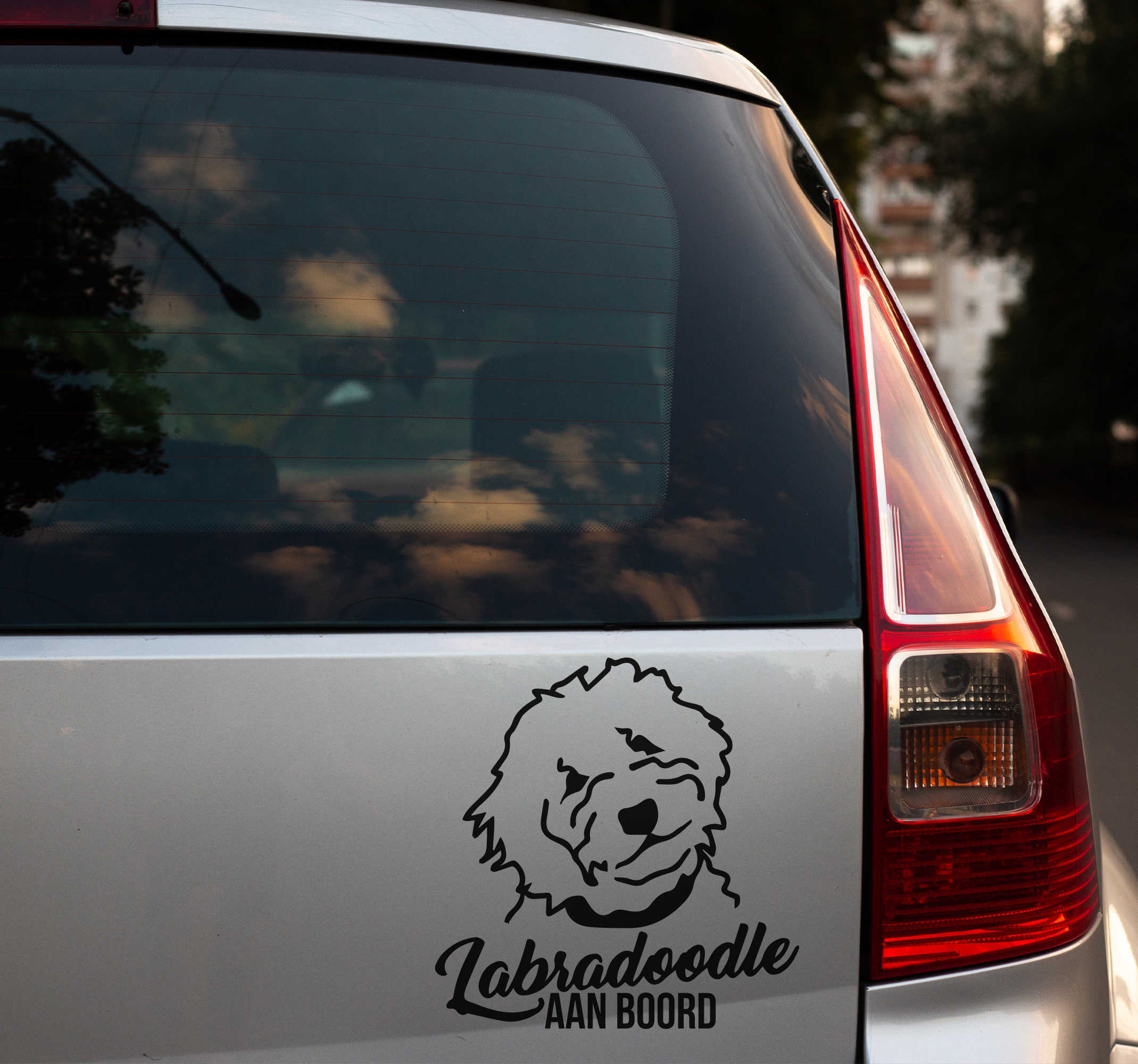 Sticker voor op auto labradoodle aan boord silhouet