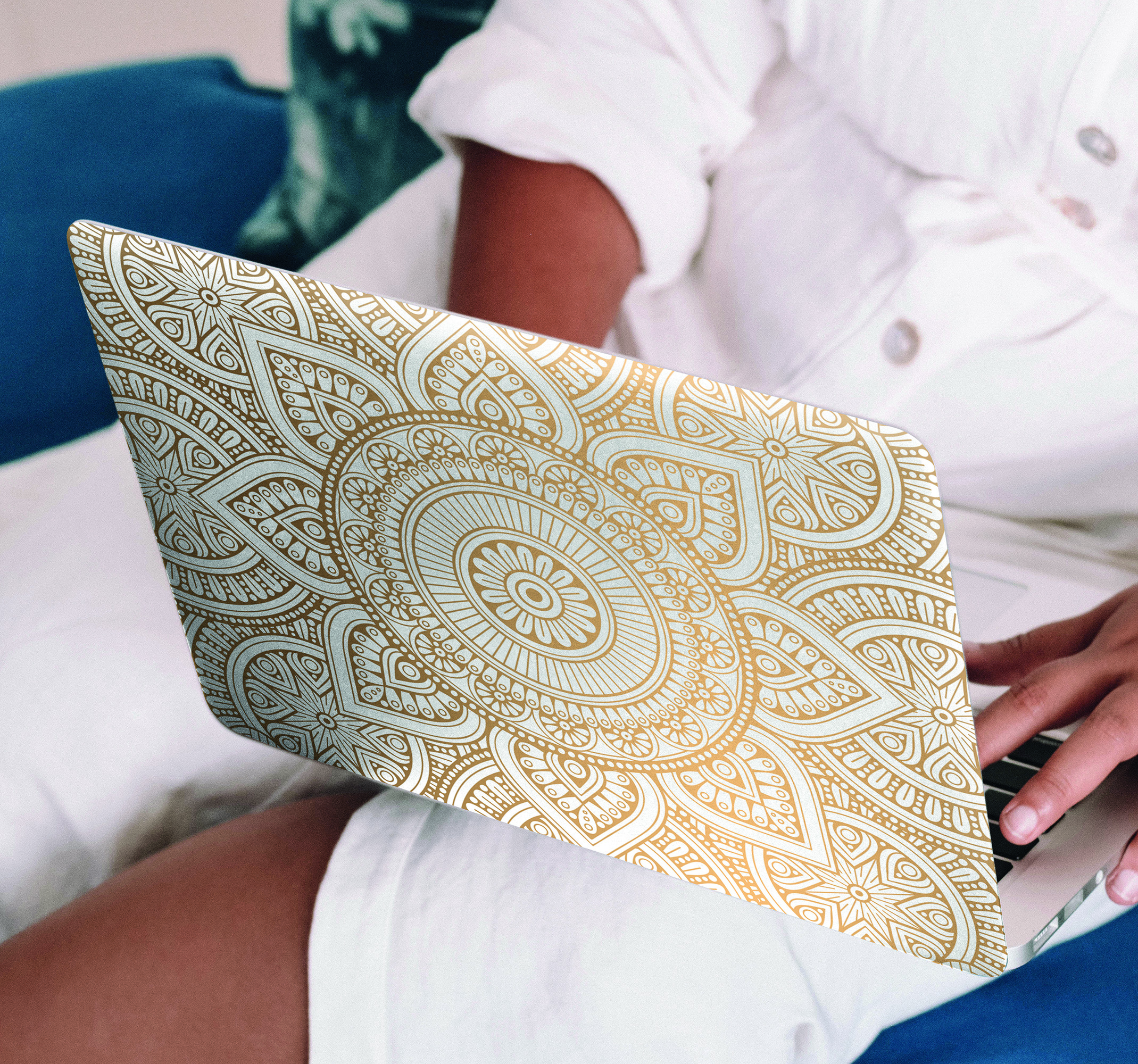 Laptop sticker mandala goudkleur
