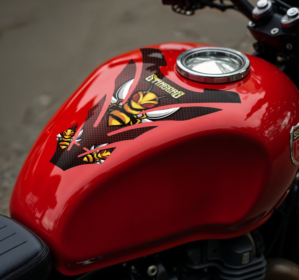 Boze bij motor sticker