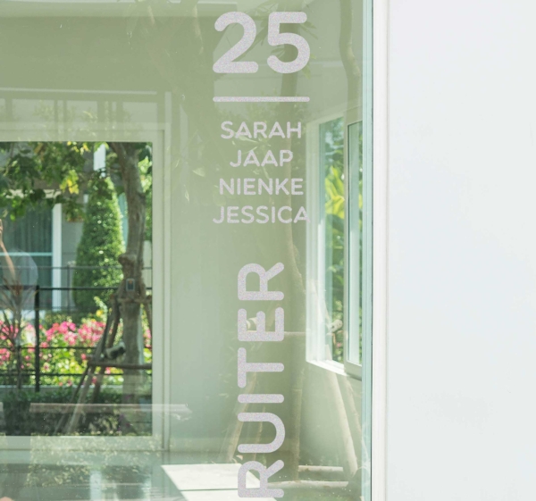 Tekst sticker raam Adres, familienaam en huisnummer