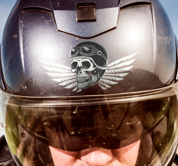 Helm stickers doodshoofd met vleugels