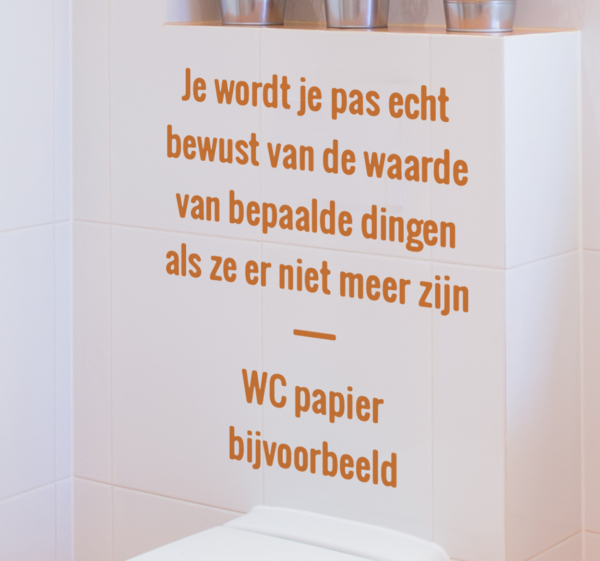 Waarde van dingen tekst badkamer sticker